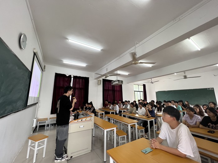 半岛电竞app：构建现代教育管理新模式培育科学智慧型校长